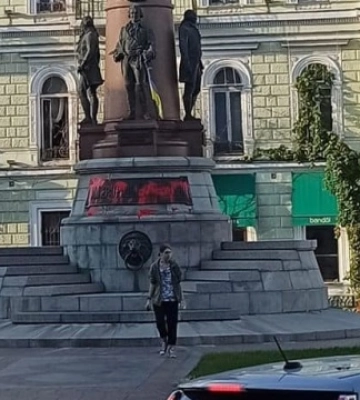 В Одессе второй раз за три дня облили красной краской памятник Екатерине II