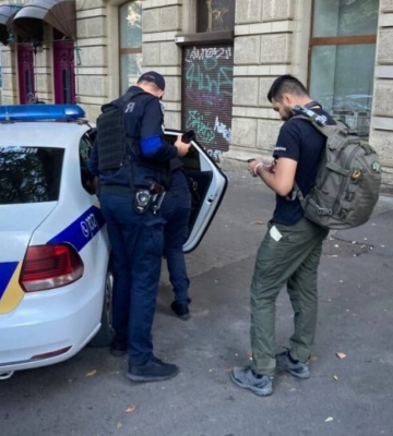 Не треба фарбувати – треба зносити: в Одесі активіст «Автомайдану» облив фарбою пам’ятник Катерині ІІ та викликав поліцію
