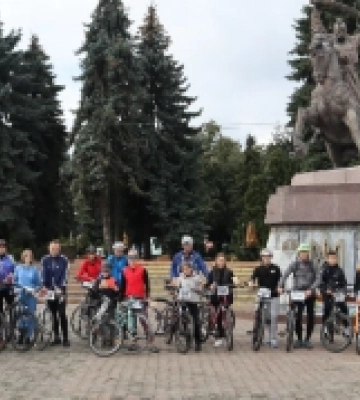 «Слава Україні! Слава ЗСУ!»: у Дубні відбувся благодійний велозаїзд