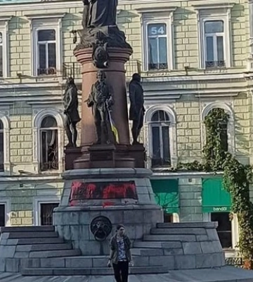 В Одессе снова облили краской памятник Екатерине II