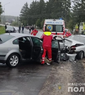 На Волині водій Daewoo на зустрічній смузі зіткнувся з Volkswagen, четверо постраждалих