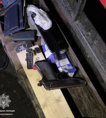 Погрожували пістолетом і гранатою. У центрі Львова двоє юнаків пограбували чоловіка