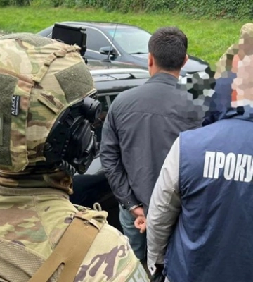 Таможенник вымогал $8,8 тысяч за перевозку драгоценных металлов