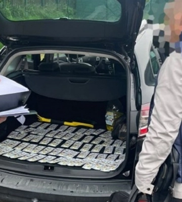 На Львівщині митника затримали на 8800 доларів хабара