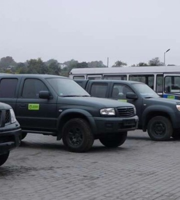 Дніпро передав на фронт іще чотири автівки 