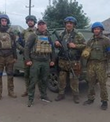 &quot;Можно вас обнять?&quot; Жители освобожденной Казачей Лопани встретили украинскую власть: видео