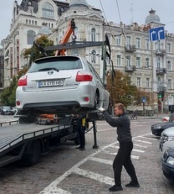 В центре Киева &quot;герой парковки&quot; заблокировал движение троллейбусов и поплатился: фото