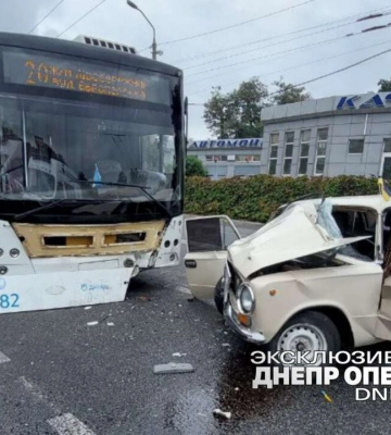 У Дніпрі на Березинці ВАЗ зіштовхнувся із тролейбусом: є постраждалі