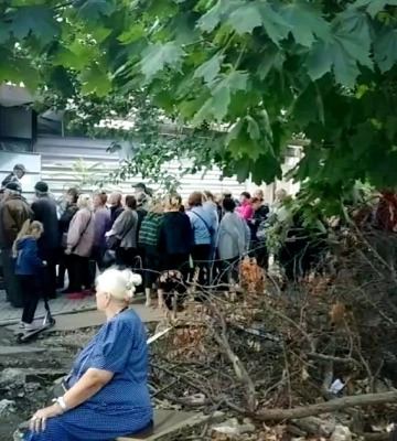 У Маріуполі критична ситуація з продуктами харчування. Люди стоять у величезній черзі за хлібом, - міськрада. ВIДЕО