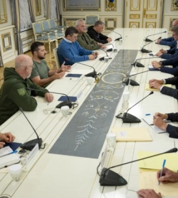 В Киев приехал министр обороны Эстонии – привез мобильный госпиталь
