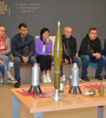 Сапери ДСНС провели заняття з мінної безпеки для працівників одного з підприємств Чернігова Сапери ДСНС провели заняття з мінної безпеки для працівників одного з підприємств Чернігова