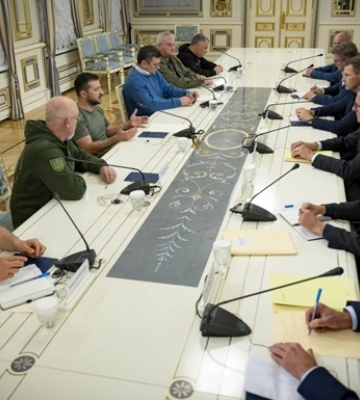 В Киев приехал министр обороны Эстонии – привез мобильный госпиталь