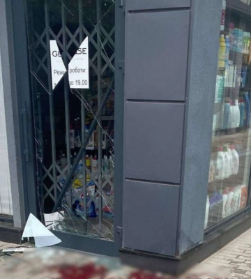 У Дніпрі чоловік розбив двері магазину головою: фото 18+