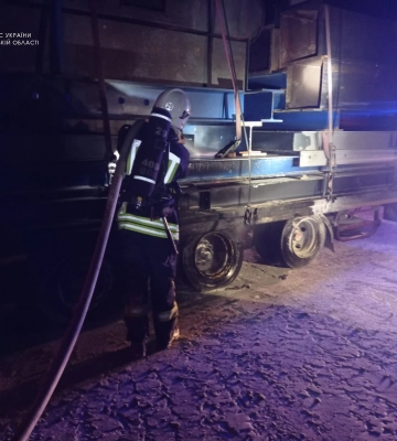 Уночі під час руху на Львівщині загорівся великовантажний автомобіль