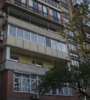 У Дніпрі на Поля хлопець випав з балкону