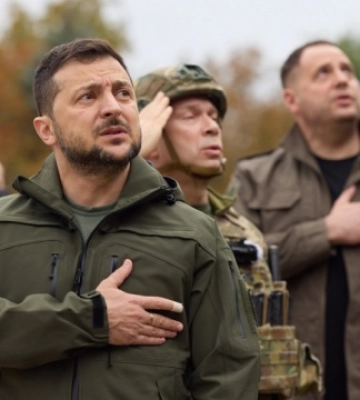 Зеленский в Изюме поднял украинский флаг