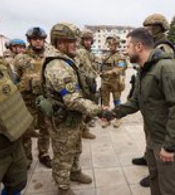 Зеленский приехал на поднятие флага Украины в освобождённый Изюм — фото