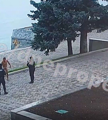У Дніпрі на набережній оголений чоловік «тікав від змій»: відео моменту
