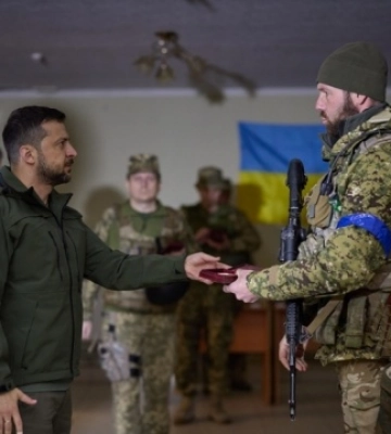 Зеленский на Харьковщине наградил украинских защитников