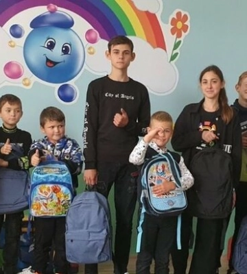В Черновцах УПЦ передала 500 рюкзаков с канцелярией для детей защитников Украины и переселенцев
