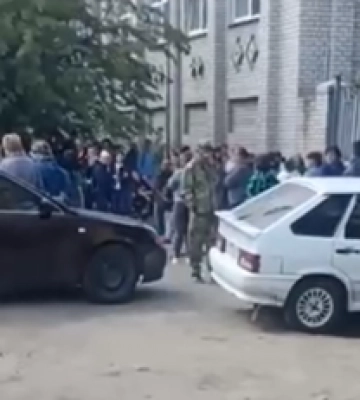 Відбили чоловіків від &quot;служби&quot;: у Луганську дружини мобілізованих влаштували бунт проти окупантів