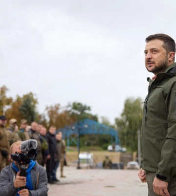 Во время речи Зеленского в Изюме прогремел взрыв: реакция президента бесценна (видео)