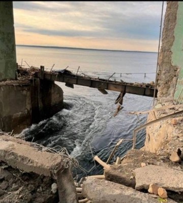 &quot;Выливается 100 куб. м. в секунду&quot;: у Зеленского показали последствия обстрела дамбы в Кривом Роге