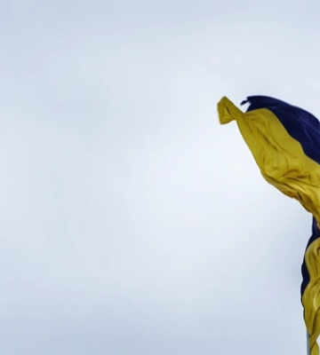 «Відчуй силу нескореного». У центрі Маріуполі заспівали гімн України — відео