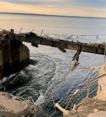 Ракетний удар по Кривому Рогу призвів до значного витоку води — відео потопу