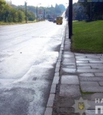 У Рівному велосипедист збив жінку