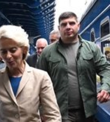 В Киев прибыла глава Еврокомиссии Урсула фон дер Ляйен. Встретится с Зеленским и Шмыгалем