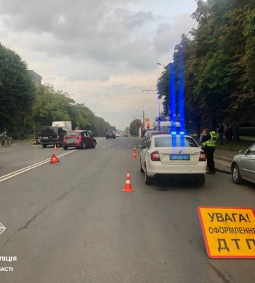 Невдало розвернулася: у Луцьку водійка спричинила ДТП
