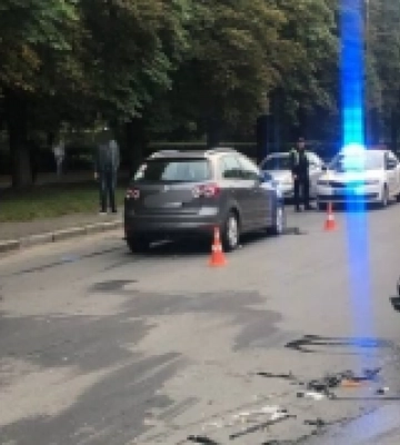У Луцьку сталась аварія: водійка не впоралась з керуванням. ФОТО