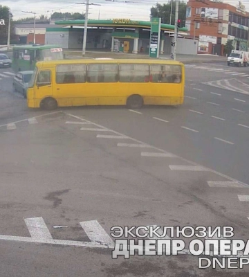 У Дніпрі на Янтарній аварія зупинила рух транспорту: відео моменту ДТП
