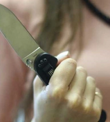 У Львові 29-річна жінка намагалася перерізати горло через сварку з чоловіком