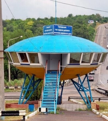 На блокпосте в Запорожской области оккупанты фотографируют паспорта людей