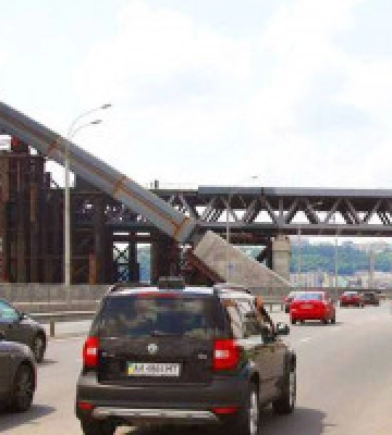 У Києві на вулиці Набережно-Рибальській до 13 жовтня обмежено рух транспорту
