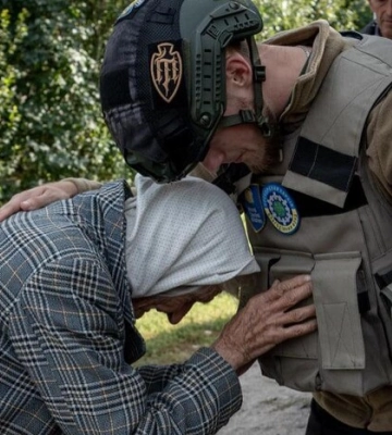 До сліз: 92-річна бабуся на сході України зустрічає ЗСУ 