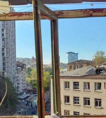 «Без даху, води, світла, газу та надії на відновлення житла». Як живуть кияни в центрі столиці
