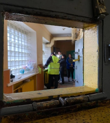 Камери для полонених з іконами — відео зі звільненого прикордонного села на Харківщині