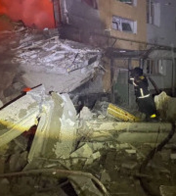 З-під завалів зруйнованого будинку в Бахмуті рятувальники витягнули чоловіка. Рятувальні роботи продовжуються