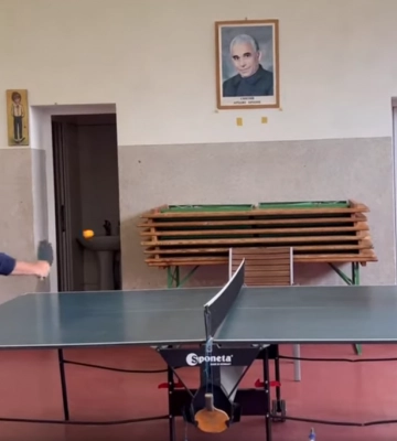 Дружина мера Львова щодня грає у настільний теніс, щоб зібрати гроші для військових (відео)