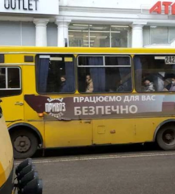 В Одесі пасажири маршрутки затримали ймовірну шпигунку РФ — відео