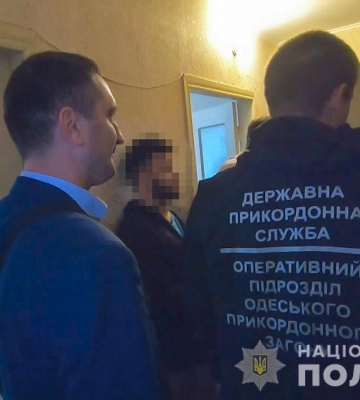 В  Одессе отец с сыном превращали уклонистов в «польских студентов»