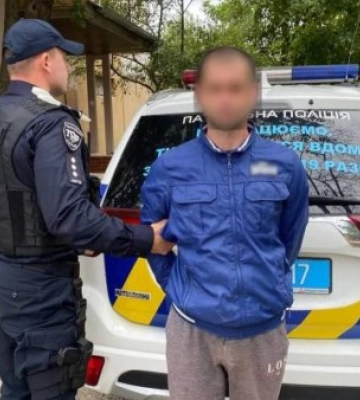 Закарпатські патрульні двічі виявили у громадян речовини, схожі на наркотичні