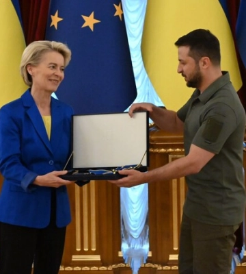 Зеленський нагородив орденом президентку Єврокомісії