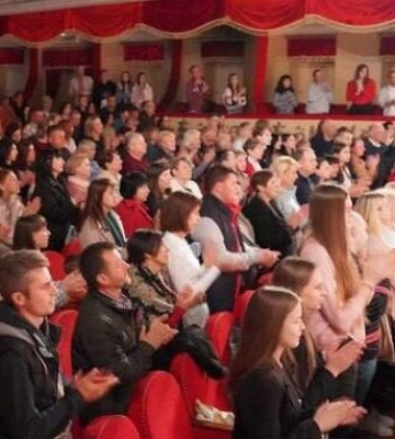 Музей &quot;Голоса Мирных&quot; Фонда Рината Ахметова презентовал в Виннице спектакль о жизни людей в оккупированном Мариуполе
