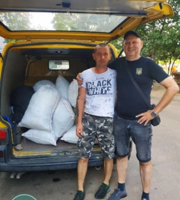 На Одещині чоловік передав для пункту плетіння сіток понад тонну тканини