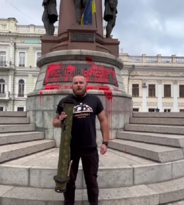 Активист пришел с гранатометом к памятнику Екатерине II