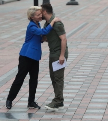 На Алеї сміливості в Києві з&#039;явилася табличка з ім&#039;ям фон дер Ляєн